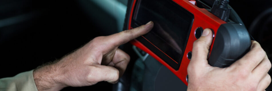 dito su monitor rosso per procedura di rimappatura centralina palermo